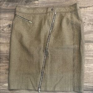 Chic Houndstooth Skirt with Zipper Detail